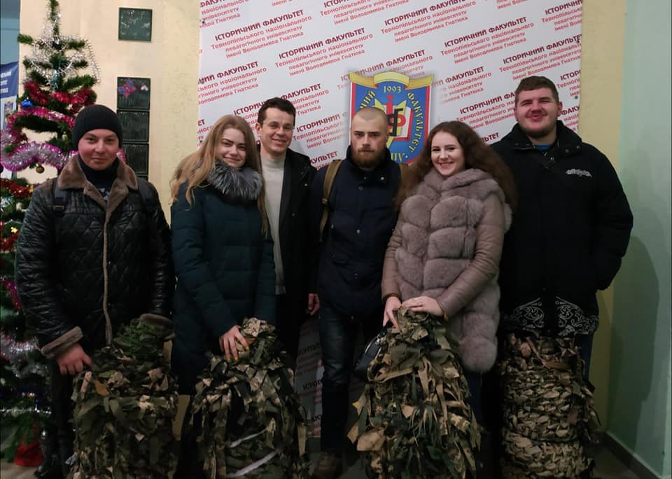 Студенти історики з Адрієм Томичем, бійцем 57 бригади. Іван Козак, Олеся Дунас, Володимир Кіцак, Андій Томич, Діана Лемішка, Іван Лебеденко